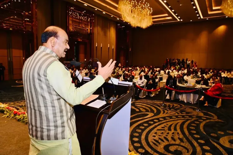 क्या भारत की मजबूत लोकतांत्रिक नींव के कारण दुनिया निवेश के लिए आकर्षित हो रही है?