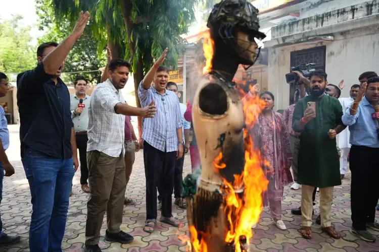क्या आम आदमी पार्टी ने भारत-पाकिस्तान क्रिकेट मैच का विरोध किया? पाकिस्तानी क्रिकेटर का पुतला जलाया!
