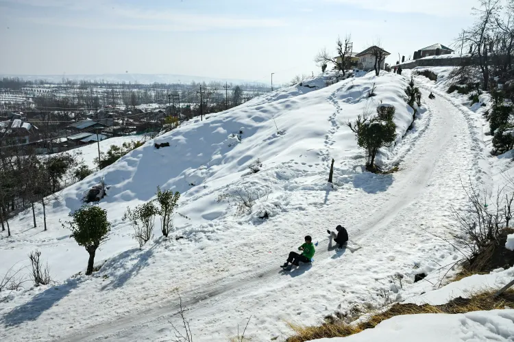 सिंथन टॉप पर बर्फबारी में फंसे 200 से अधिक पर्यटकों का सफल रेस्क्यू