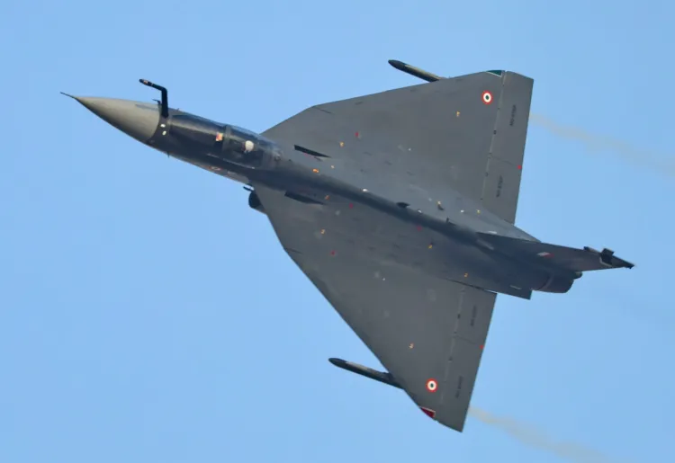 क्या भारत का फाइटर जेट तेजस भरोसेमंद है? प्रधानमंत्री, वायु सेना और थल सेना प्रमुख भर चुके हैं उड़ान