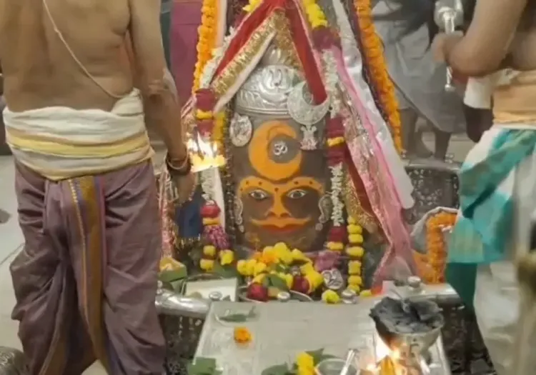 उज्जैन महाकालेश्वर मंदिर में भस्म आरती: राजा स्वरूप में सजे बाबा महाकाल, श्रद्धालुओं की उमड़ी भीड़