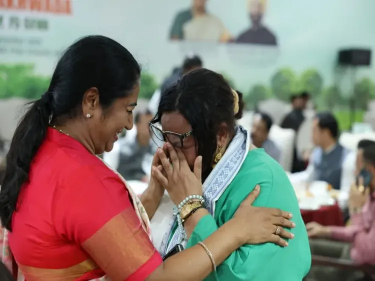 क्या कैमरून की राजदूत को दिल्ली की मुख्यमंत्री रेखा गुप्ता ने गले लगाकर सांत्वना दी?