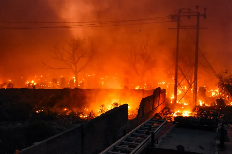 गाजियाबाद में आग disaster: सैकड़ों झुग्गियां जलकर राख, सिलेंडर विस्फोट से मची भगदड़