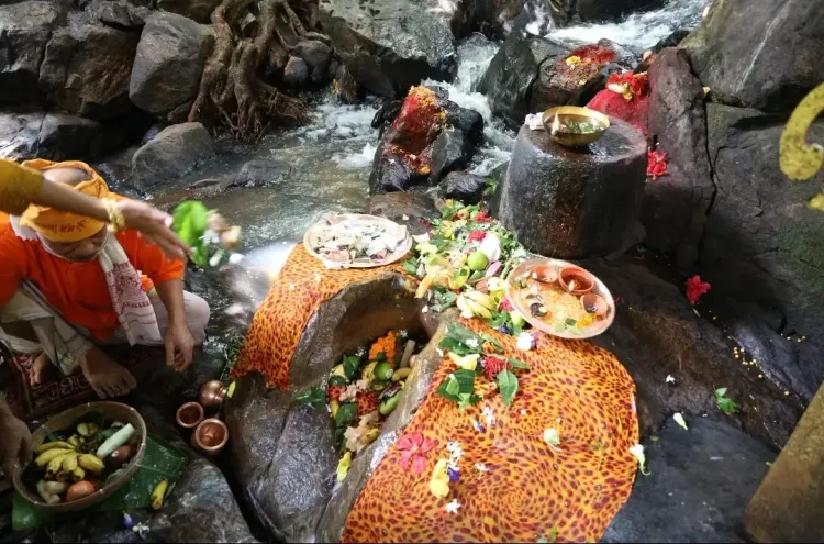 भीमाशंकर धाम, गुवाहाटी: पहाड़ी जलधारा से शिवलिंग अभिषेक और स्थानीय रोज़गार की नई संभावनाएँ