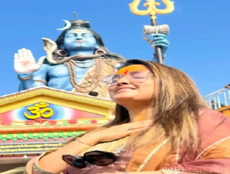 क्या भोजपुरी सितारों ने नए साल का स्वागत मंदिर में किया या फिल्म की रिलीज से?