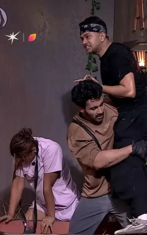 क्या बिग बॉस 19 में अभिषेक बजाज और आवेज दरबार के बीच हाथापाई हुई?