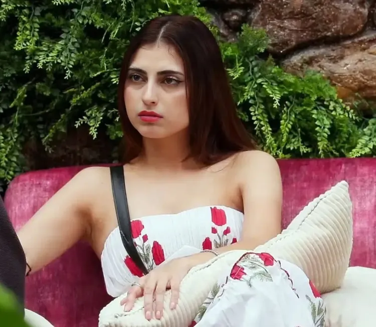What Happens When Farrhana Bhatt Drenches Abhishek Bajaj?