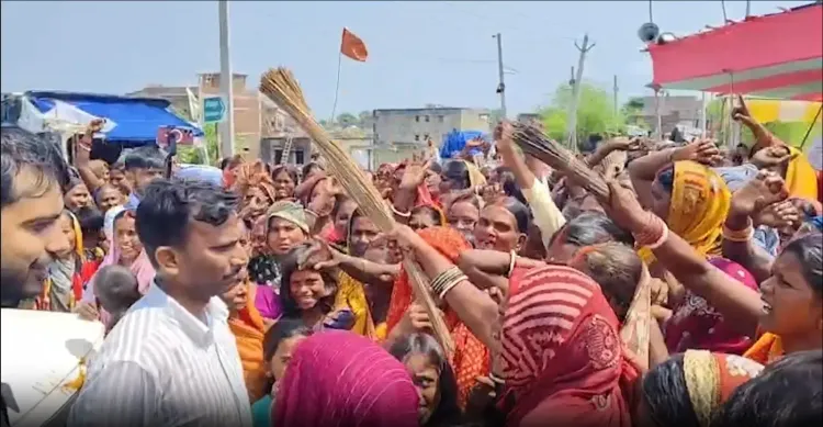 शेखपुरा बाढ़ संकट: अधिकारियों को बंधक बनाया, CO पर झाड़ू से हमला, हथियार छीनने की कोशिश