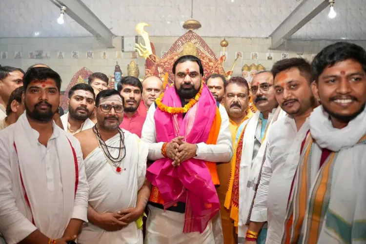 Bihar CM Nitish Kumar visits Durga Puja pandals, prays for state's prosperity