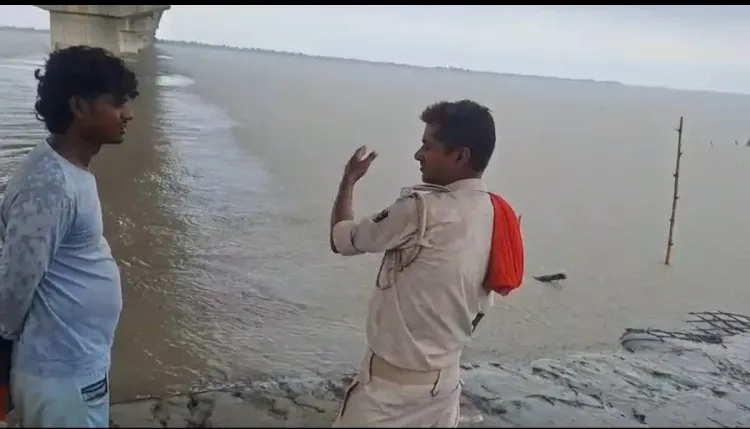गंडक नदी में बहते मिले मानव व पशु शव, गोपालगंज डीएम ने दिए निस्तारण के आदेश