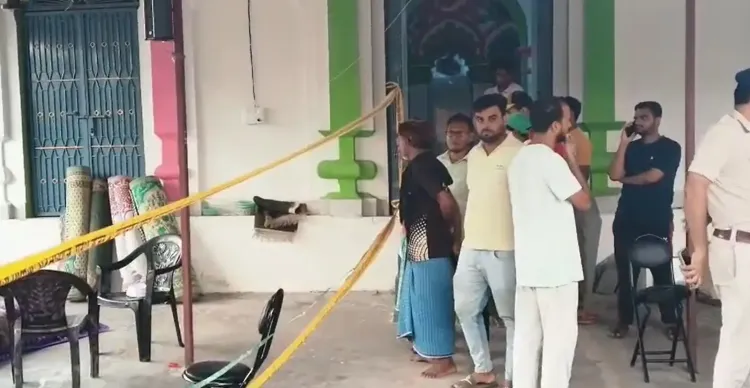 गोपालगंज मस्जिद में मौलवी की चाकू मारकर हत्या, उचकागांव में कई थानों की पुलिस तैनात