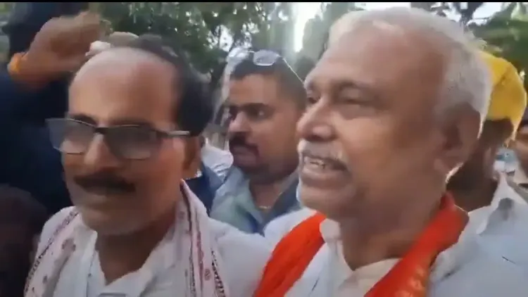 दरभंगा स्नातक सीट: राजद के अनिल झा ने भाजपा के सर्वेश कुमार को हराया, हार के बाद गले मिलकर दी बधाई