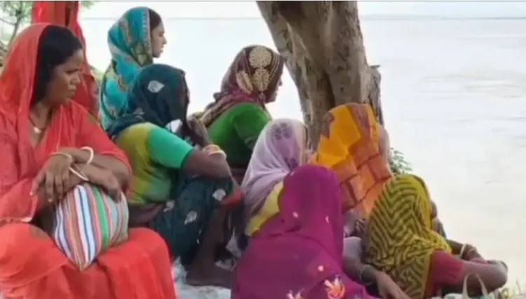 भागलपुर में गंगा का रौद्र रूप: नरकटिया बांध पर महिलाओं ने गाए पारंपरिक गीत, हजारों परिवार संकट में