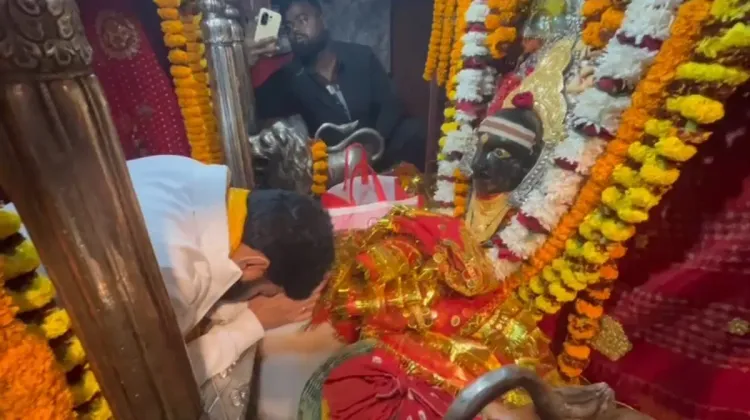 क्या जदयू विधायक अमरेंद्र कुमार ने थावे मंदिर में माता को सोने का हार और मुकुट भेंट किया?