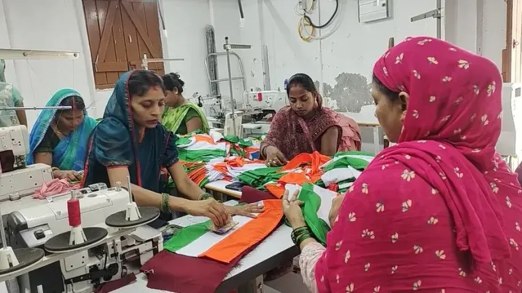 हर घर तिरंगा: सीतामढ़ी की जीविका दीदियाँ बना रही हैं ६८ हजार राष्ट्रीय ध्वज, महिला सशक्तिकरण की मिसाल