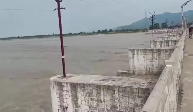 बिहार बाढ़ अपडेट: गंडक बैराज पर 1,06,600 क्यूसेक प्रवाह, गंगा-कोसी खतरे के निशान से ऊपर