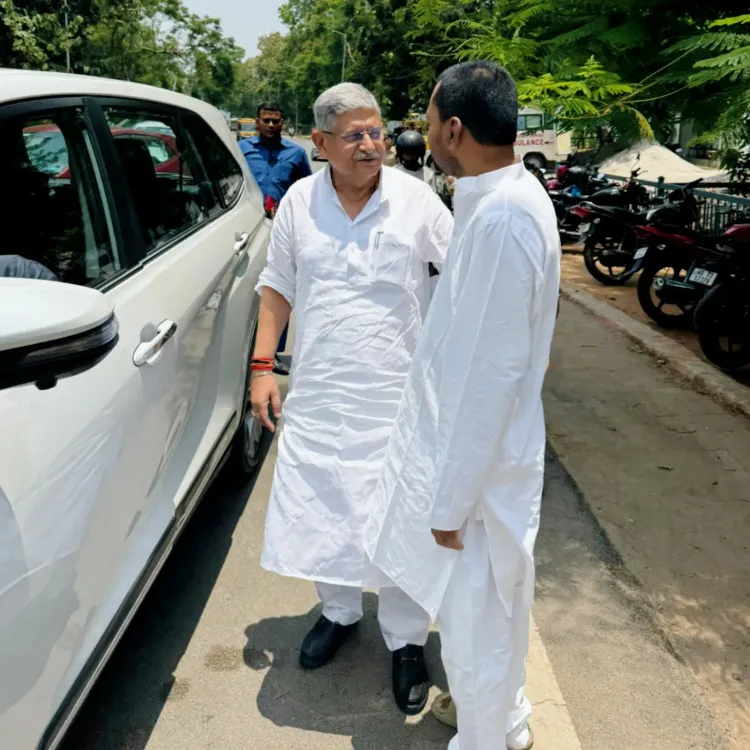 Bihar minister Nishant Kumar meets Lalan Singh at Patna crossroads
