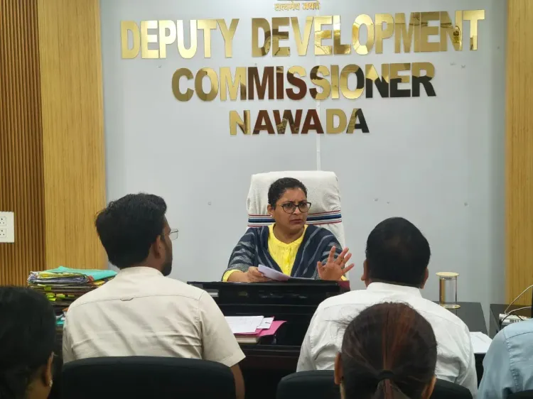 नवादा में समाज कल्याण योजनाओं की समीक्षा: DDC ने पात्र लाभुकों को समयबद्ध लाभ देने के दिए निर्देश