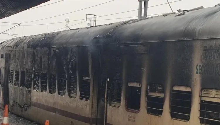 सासाराम रेलवे स्टेशन पर पैसेंजर ट्रेन में आग, एक बोगी जलकर राख — कोई हताहत नहीं