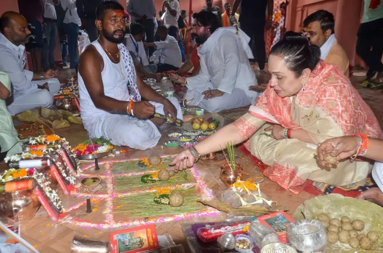 Smita Thackeray performs Pind Daan at Vishnupad Temple during Pitru Paksha