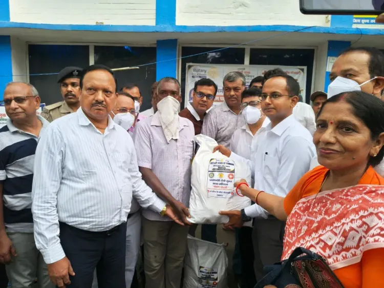 नवादा में टीबी मुक्त भारत अभियान: 135 मरीजों को पोषण सामग्री वितरित, DM रवि प्रकाश ने की अपील