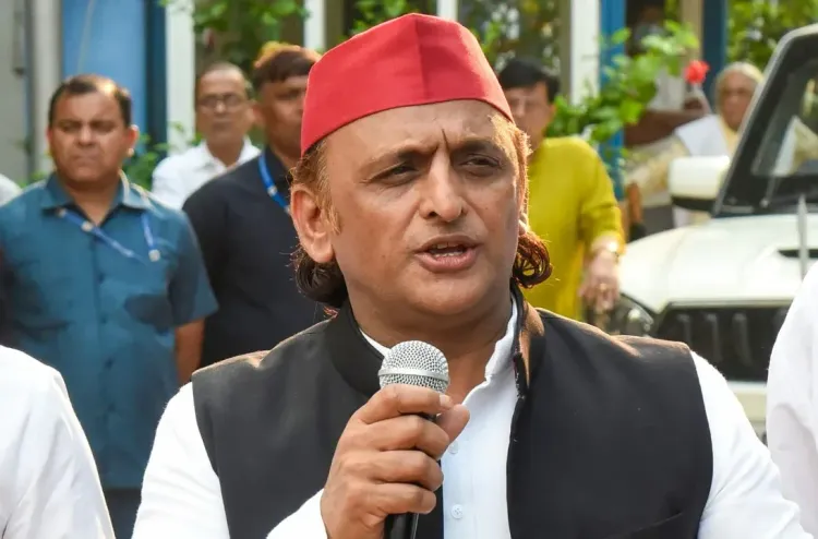 बिजली संकट पर अखिलेश यादव का BJP पर हमला: 'चिट्ठियां नहीं, चुनावी बचाव की कोशिश'