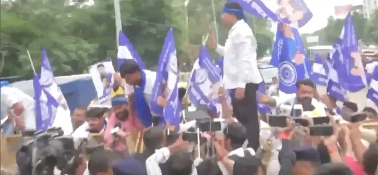 बीपीएससी अनियमितताओं के खिलाफ पटना में प्रदर्शन, बैरिकेड तोड़ने पर कई कार्यकर्ता हिरासत में