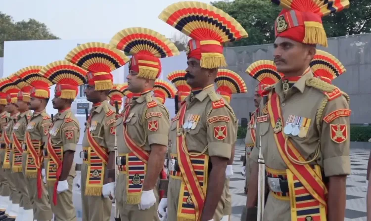 बीएसएफ ने राष्ट्रीय पुलिस स्मारक पर शहीद जवानों को दी श्रद्धांजलि, DG प्रवीण कुमार ने किया नेतृत्व