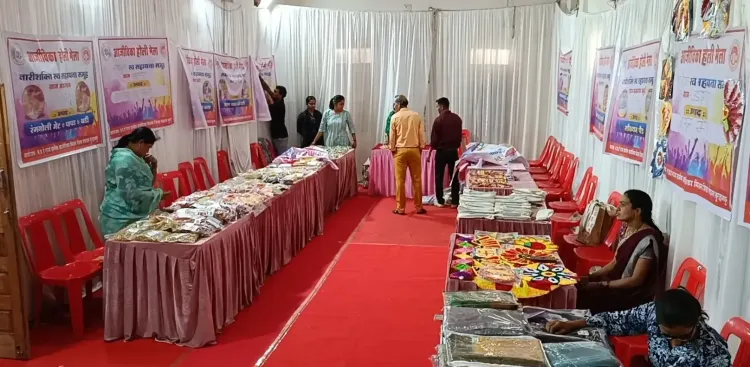 बुरहानपुर में 'आजीविका होली मेला': हर्बल गुलाल बनाकर सशक्त हो रहीं महिलाएं