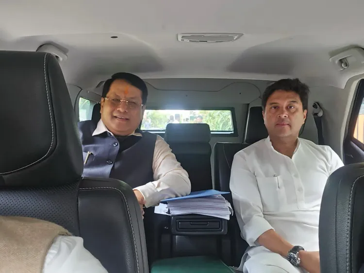 सिंधिया और सोनोवाल ने कारपूलिंग से दिया ऊर्जा संरक्षण का संदेश, एक कार से पहुंचे कैबिनेट बैठक