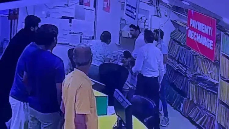 नोएडा के केप टाउन सोसायटी में मारपीट: DG कनेक्शन विवाद में महिला ने मेंटेनेंस कर्मचारी को जड़े थप्पड़, CCTV वीडियो वायरल