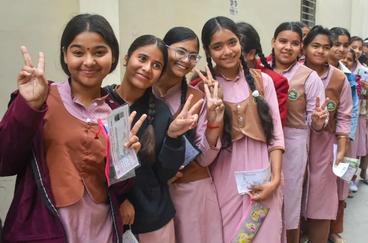 सीबीएसई 10वीं बोर्ड का परिणाम घोषित, 93.70%25 छात्रों ने किया उत्तीर्ण