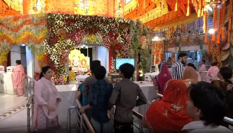 चैत्र नवरात्र के पांचवें दिन झंडेवाला माता मंदिर में श्रद्धालुओं की बढ़ती भीड़, स्कंद माता की भक्ति में लीन