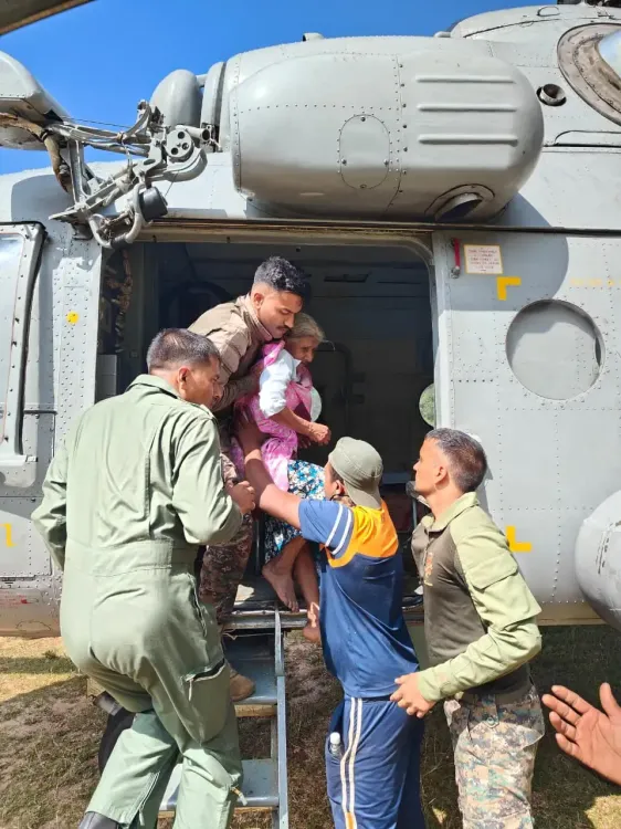 क्या चक्रवात दितवाह से श्रीलंका में भारतीय वायुसेना ने 10 बच्चों समेत 57 लोगों को सुरक्षित निकाला?