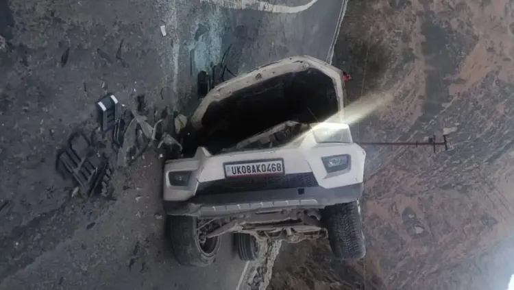 क्या चमोली में लौटते छात्रों की स्कॉर्पियो पलटी, सभी सुरक्षित हैं?