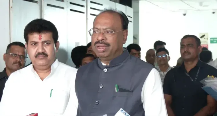 फडणवीस बाइक से विधानसभा पहुंचे, मंत्रियों-अधिकारियों को ईंधन बचत के सख्त निर्देश