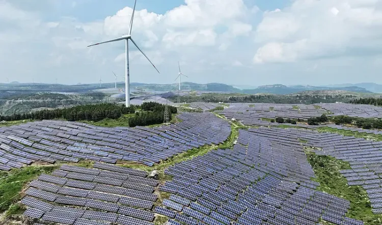 चीन की नवीकरणीय ऊर्जा स्थापित क्षमता 2.4 अरब किलोवाट के पार, पवन-सौर ऊर्जा में ऐतिहासिक उछाल