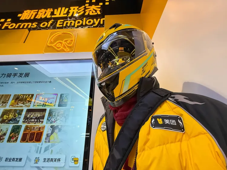 क्या चीन में नए रोजगार स्वरूपों के श्रमिकों के अधिकारों की रक्षा के लिए नीति बनाई जा रही है?