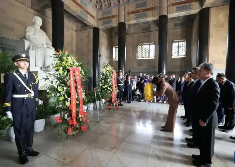 चीनी क्वोमिनतांग पार्टी की अध्यक्ष ने नानचिंग में सुन याटसेन की समाधि पर अर्पित की श्रद्धांजलि