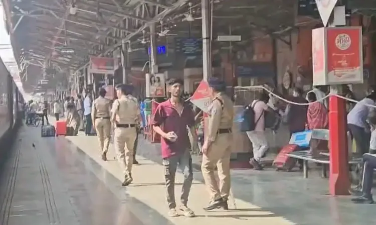 क्या छठ पूजा के लिए चारबाग रेलवे स्टेशन पर अधिकारियों ने कंट्रोल रूम का निरीक्षण किया?