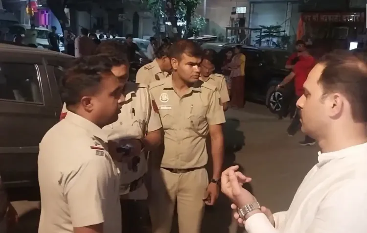 दिल्ली में पति ने पत्नी की हत्या, बच्ची के पास शव के बगल में बैठा रहा