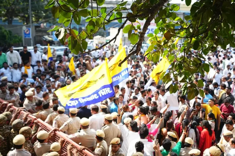 AAP का चुनाव आयोग कार्यालय पर प्रदर्शन, सौरभ भारद्वाज की माँग — काटे गए 45 हज़ार वोट दोबारा जोड़े जाएँ