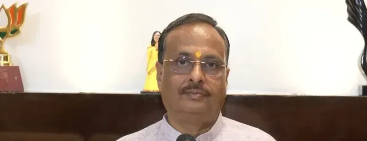 सपा पर दिनेश शर्मा का तीखा हमला: 'चुनाव आते ही टीका-कलावा और मंदिर में शंख बजने लगते हैं'