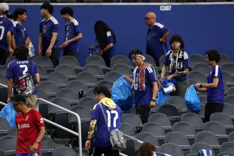 Japan fans clean Dallas Stadium after FIFA WC 2-2 draw vs Netherlands