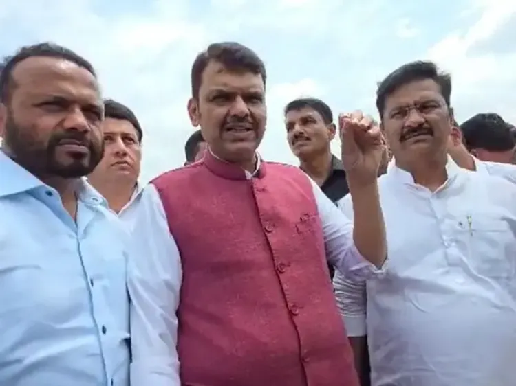क्या सीएम देवेंद्र फडणवीस ने सोलापुर के बाढ़ प्रभावित क्षेत्रों का दौरा किया और किसानों को मदद का भरोसा दिलाया?