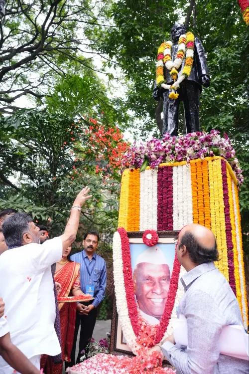 CM DK Shivakumar pays tribute to pourakarmika pioneer I.P.D. Salappa