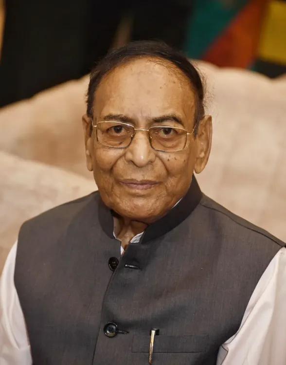 CM Fadnavis condoles death of Congress veteran Baburao Tidke