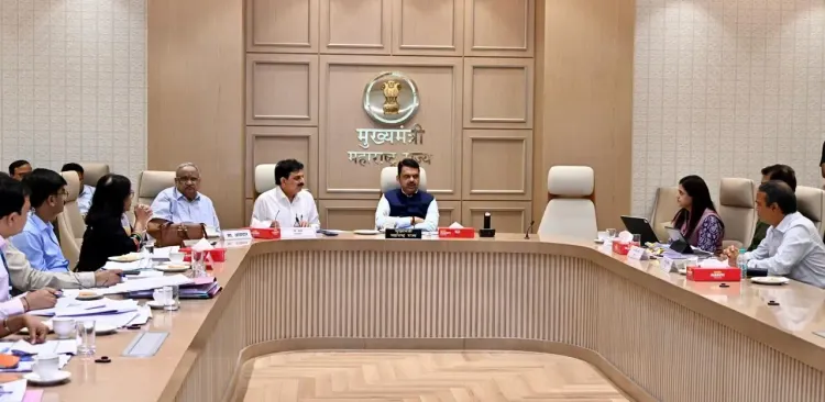 What Steps is CM Fadnavis Taking to Promote Solar Power in the Textiles Sector?