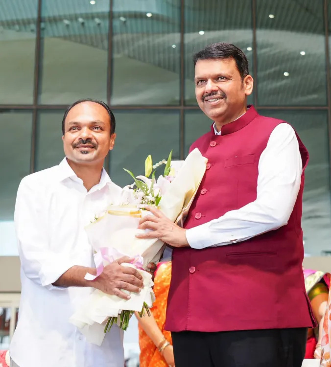 CM Fadnavis Honours Sculptor of Shivaji Statue at Navi Mumbai Airport