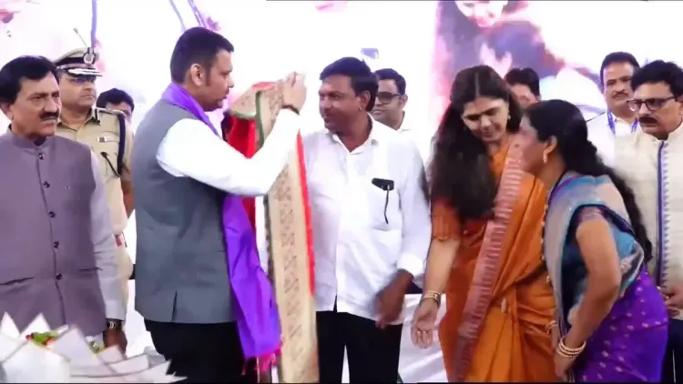 CM Fadnavis Honours Silk Farmers Driving Rural Prosperity